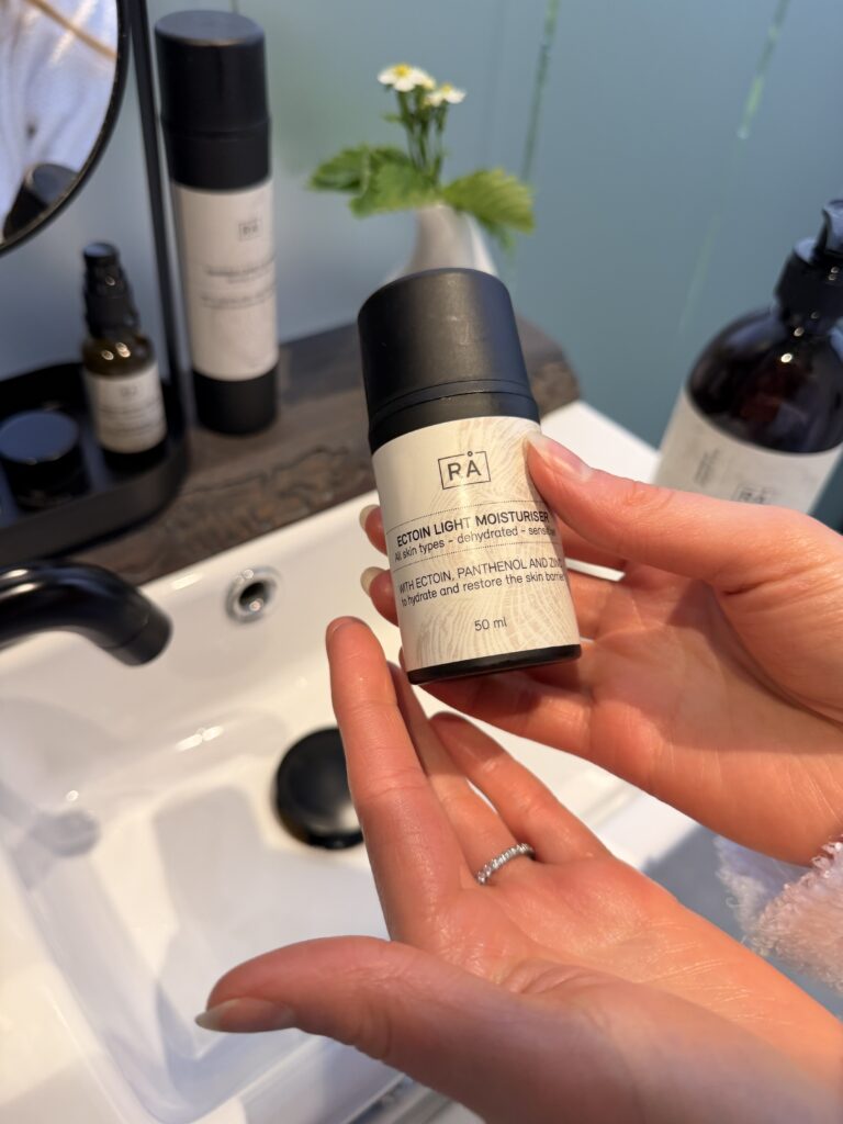 Victoria holder ectoin light moisturiser fra RÅ