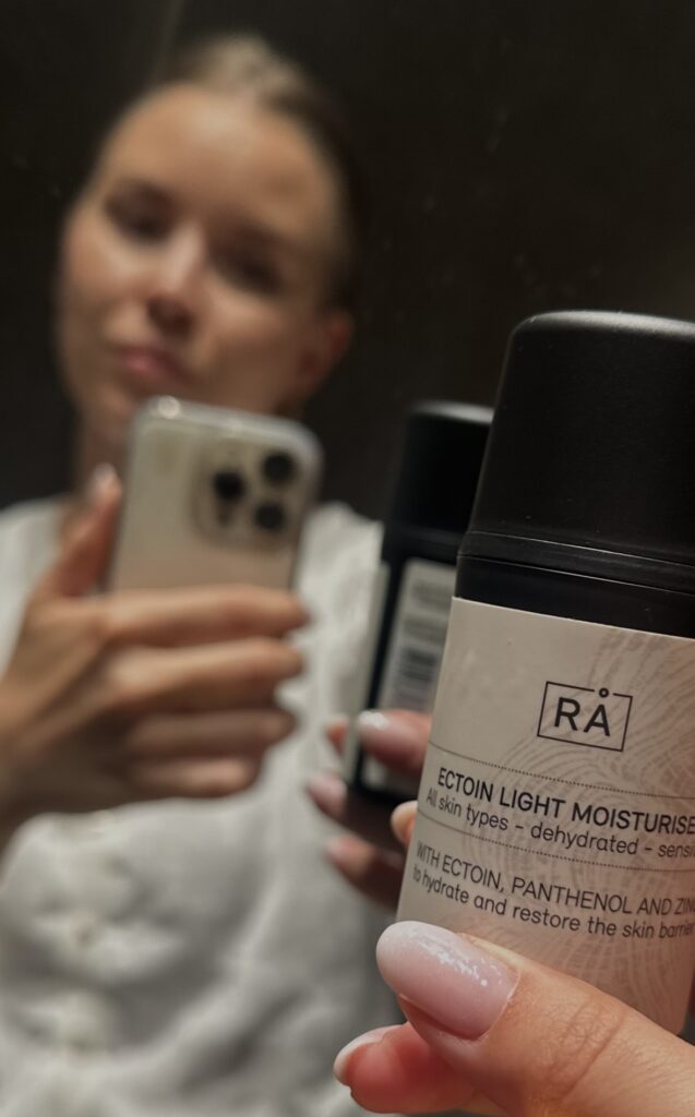 Laura holder ectoin light moisturiser fra RÅ i hånden.