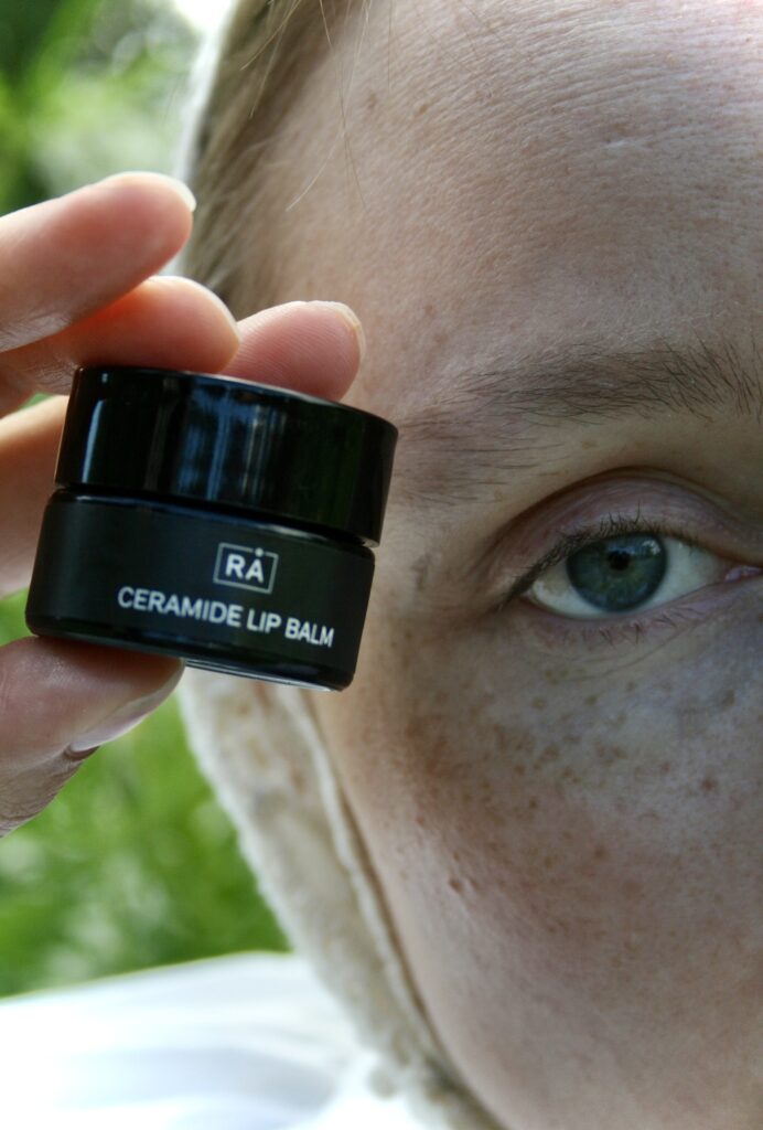 Tine linnea holder rå lip balm mot ansiktet