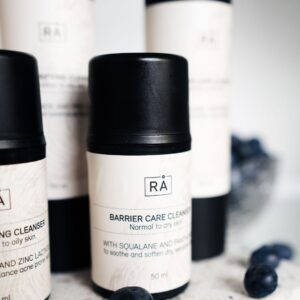 Barrier Care Cleanser uten parfyme for sensitiv hud fra RÅ Skincare omgitt av øvrige renseprodukter