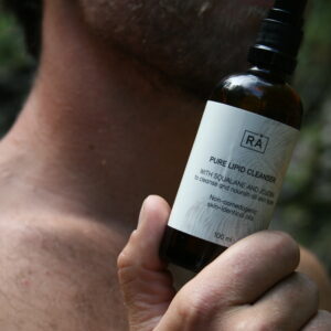 rå skincare pure lipid cleanser er en uniseks rens laget for sensitiv hud. Her brukes den av en mann