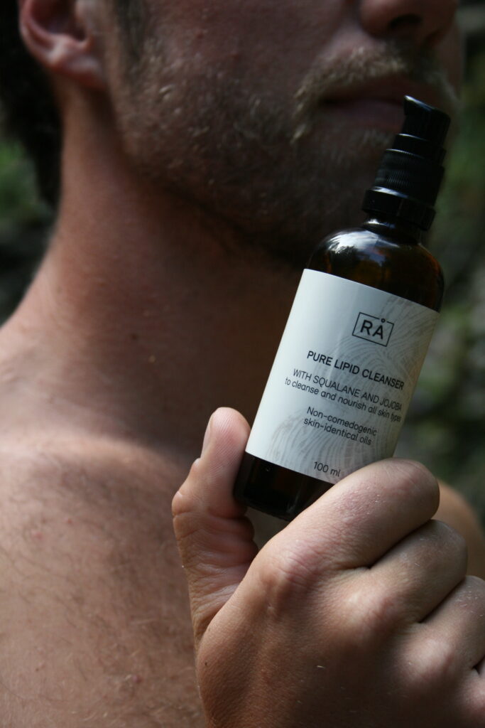 rå skincare pure lipid cleanser er en uniseks rens laget for sensitiv hud. Her brukes den av en mann