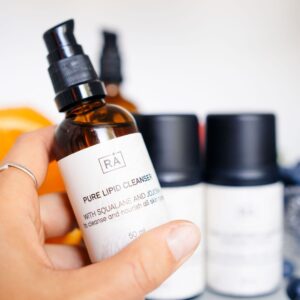 Pure Lipid Cleanser fra RÅ Skincare tas ut av kjøleskapet før bruk.