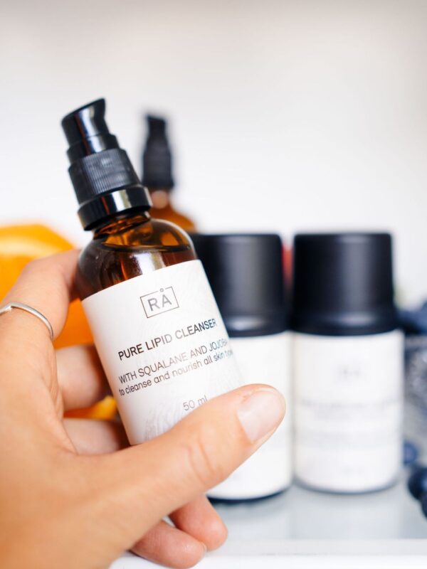 Pure Lipid Cleanser fra RÅ Skincare tas ut av kjøleskapet før bruk.