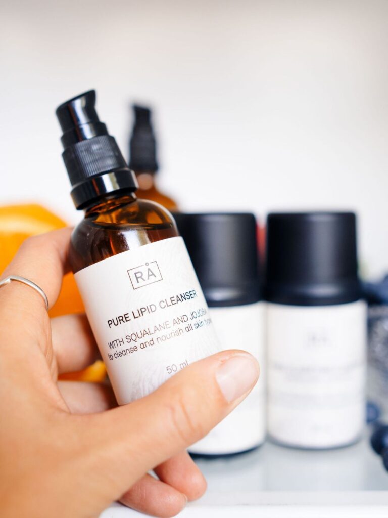 Pure Lipid Cleanser fra RÅ Skincare tas ut av kjøleskapet før bruk.