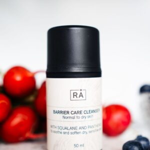 Barrier Care Cleanser 50 ml fra RÅ Skincare fotografert inni et kjøleskap med blåbær og røde reddiker i bakgrunnen