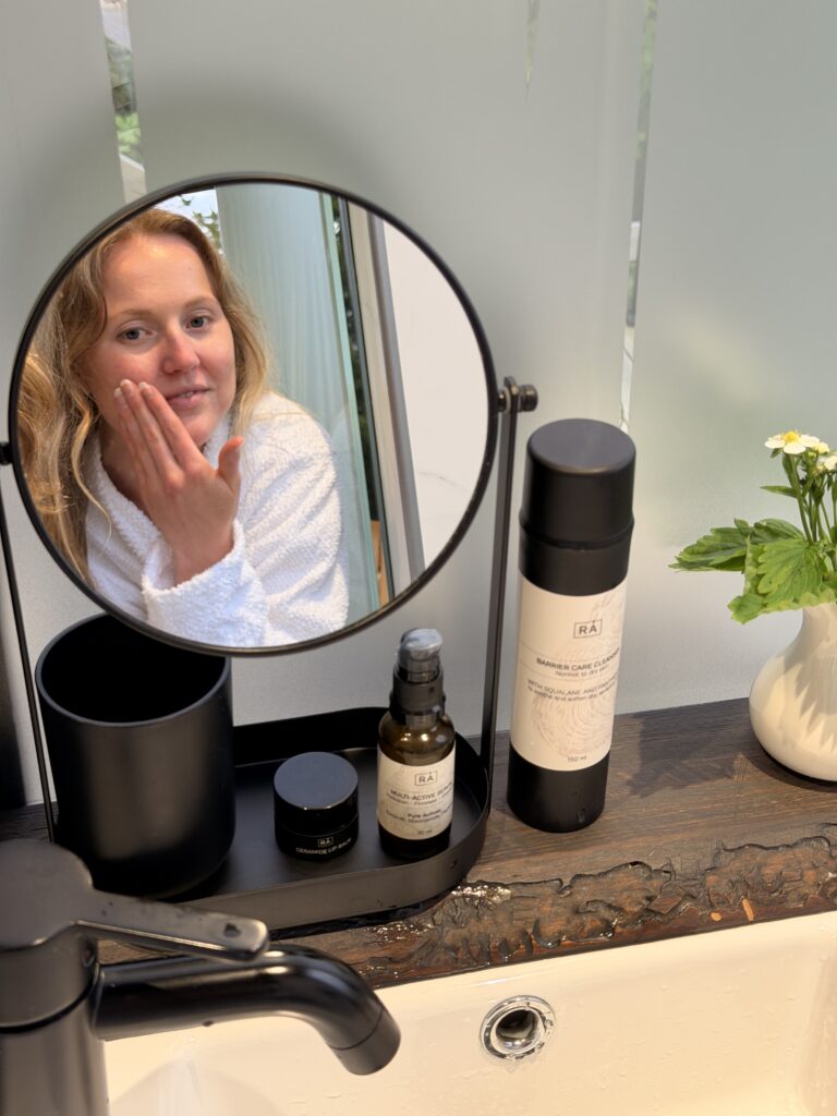 Viktoria gjør hudpleierutinen sin med RÅ Skincare på badet