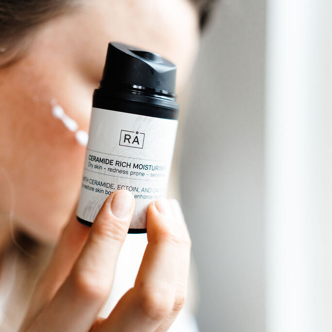 Her ser du en dame som bruker ceramide rich moisturiser i ansiktet