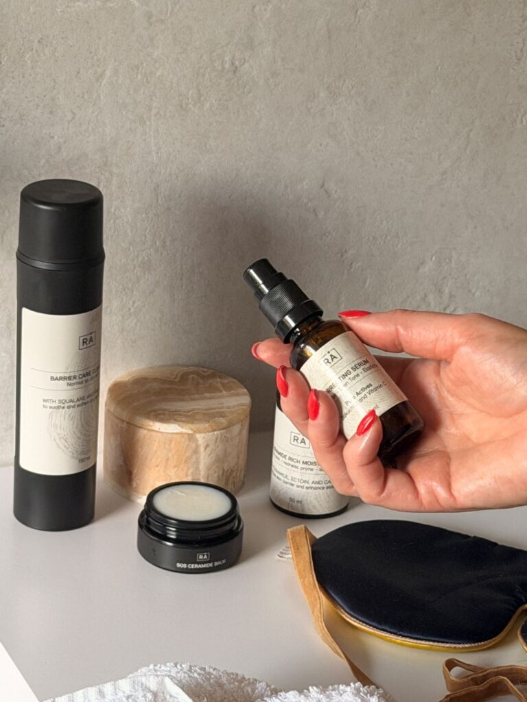 Randi nestaker elsker produktene fra Norske RÅ SKincare. Her holder hun correcting serum i hånden