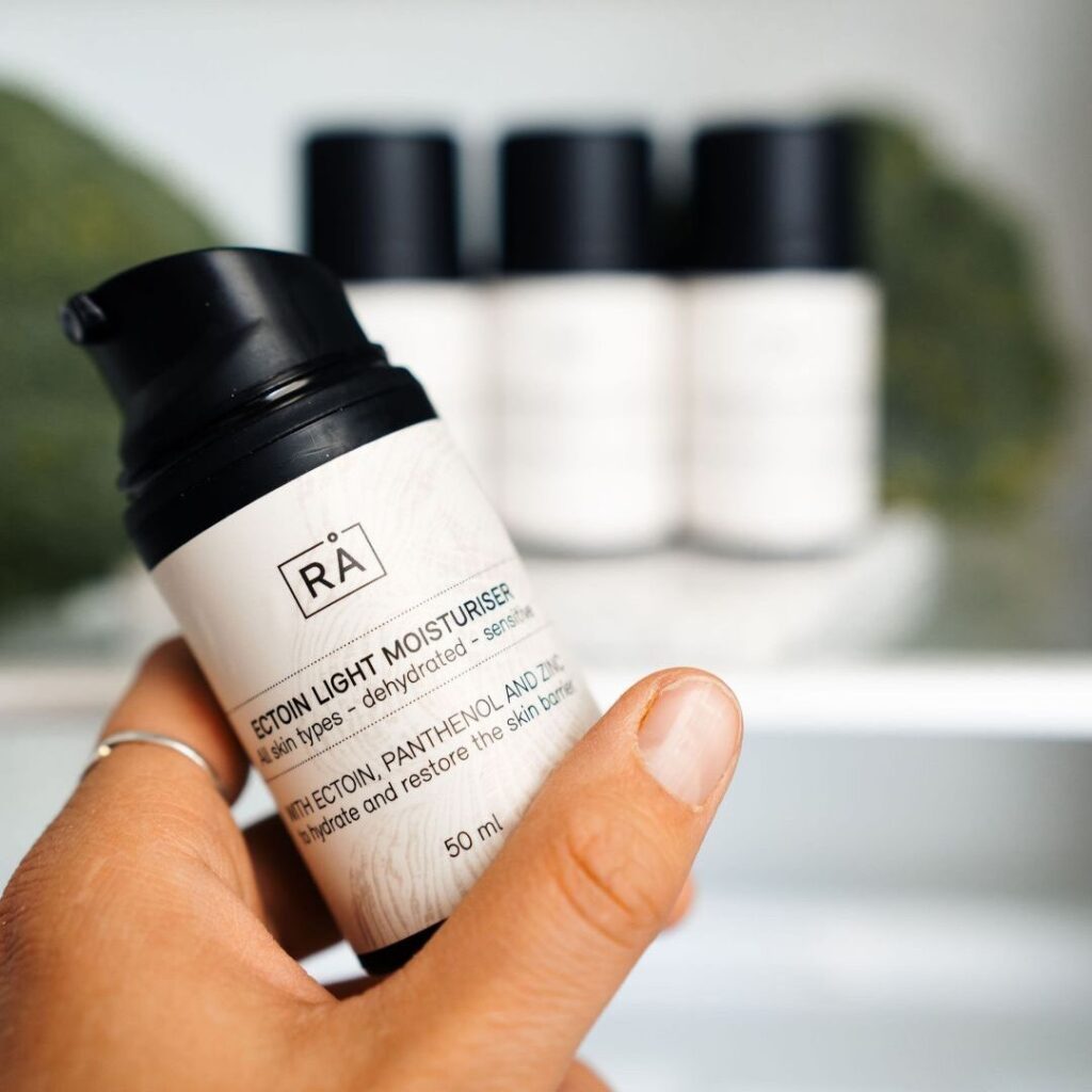 Ectoin Light Moisturiser fra RÅ Skincare tas ut av kjøleskapet før bruk.