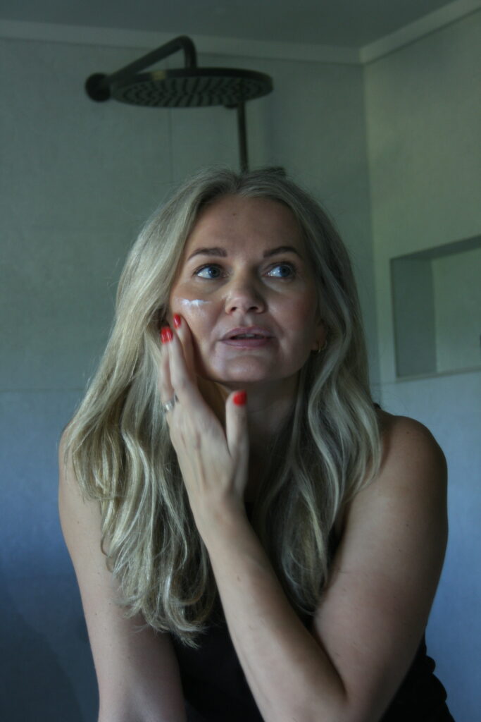 Randi Nestaker smører seg med ansiktskrem fra norske RÅ Skincare